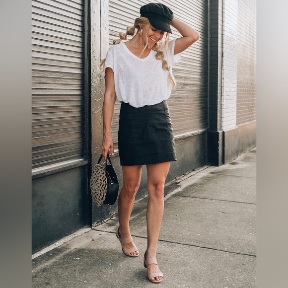 Modern Femme Black Vegan Leather Mini Skirt
Free People Size 4 - Picture 1 of 6